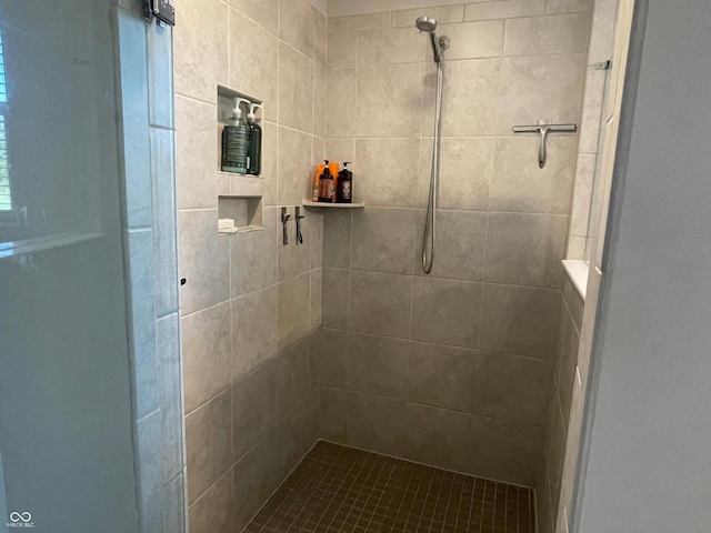 bathroom featuring a tile shower