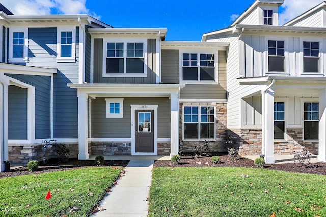 townhome / multi-family property featuring a front yard