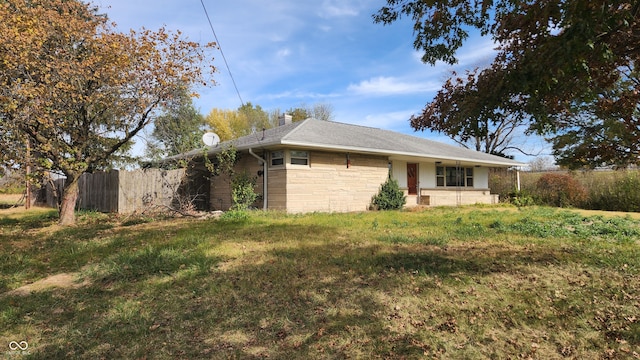 view of front facade featuring a front lawn