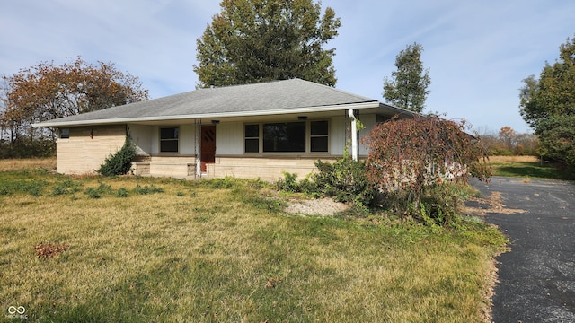 single story home featuring a front lawn