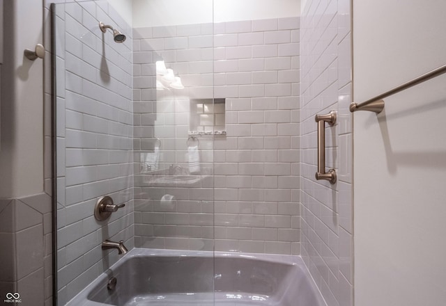 bathroom featuring tiled shower / bath combo