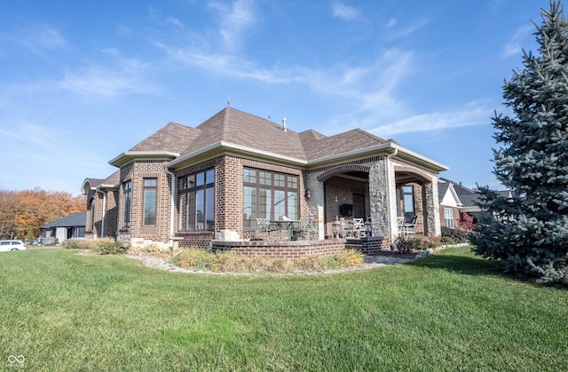 view of front facade featuring a front lawn