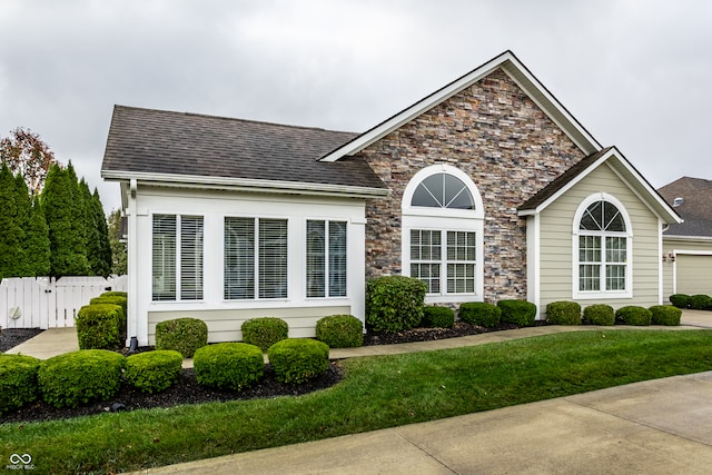 view of front of property with a front yard