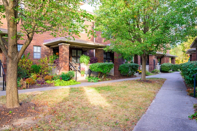 view of front of house featuring a front lawn