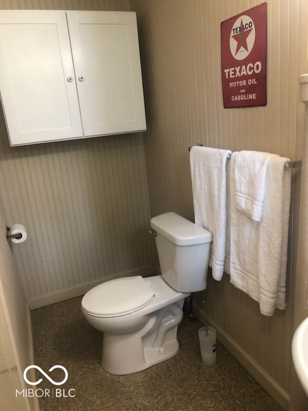 bathroom featuring toilet