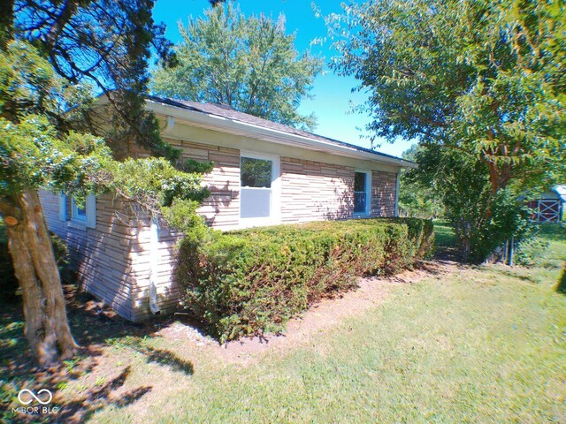 view of side of property featuring a lawn