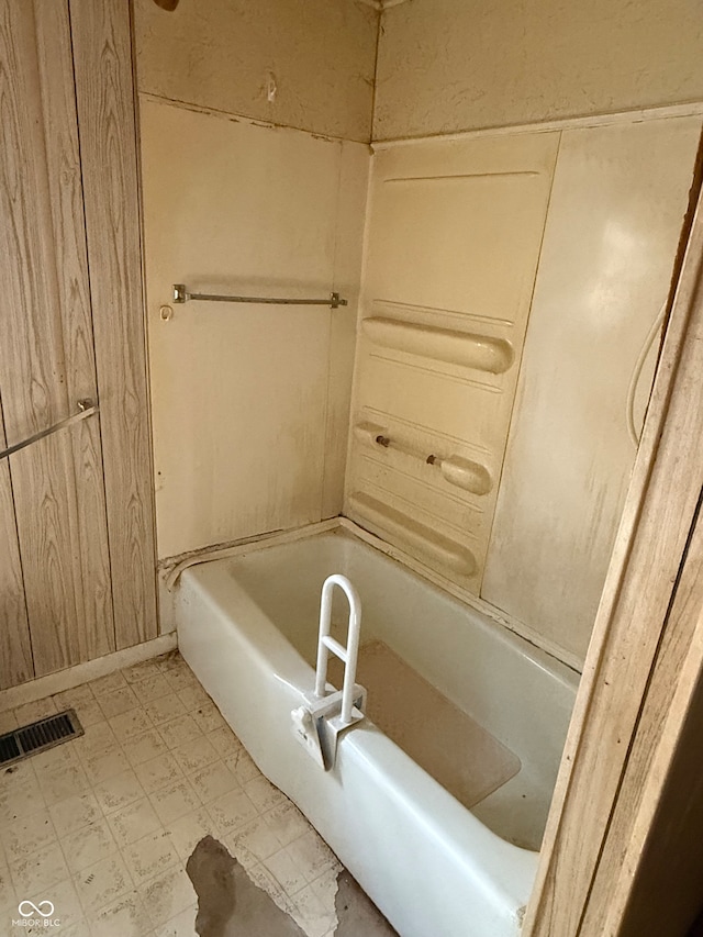 bathroom featuring a washtub