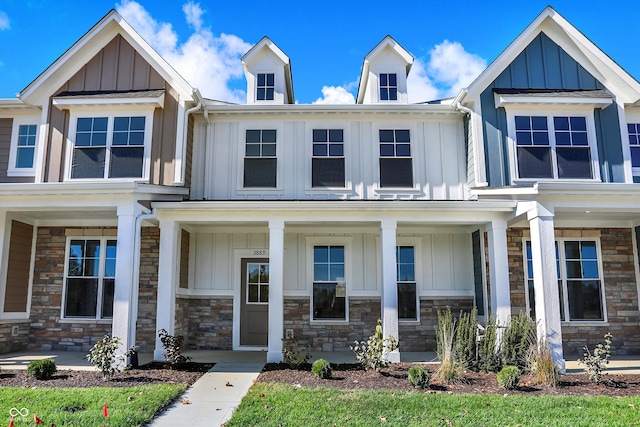 view of front facade featuring a porch