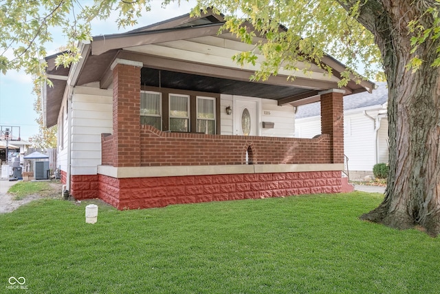 view of front of home featuring a front yard