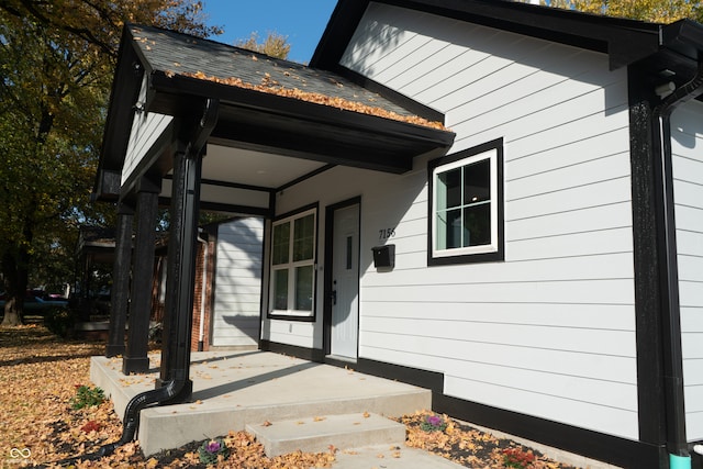 property entrance featuring a porch