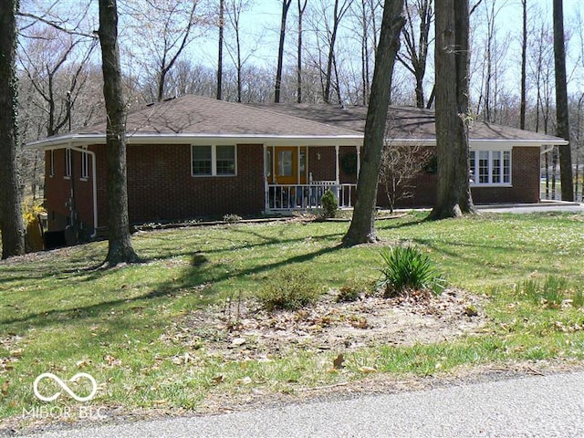 single story home featuring a front yard