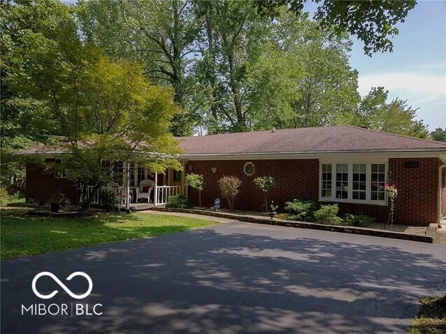 ranch-style home with a front lawn