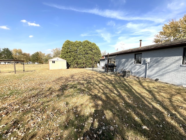 view of yard featuring a storage unit