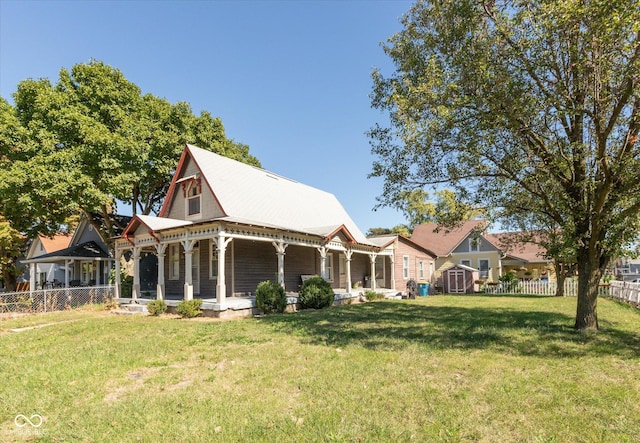 view of front of property featuring a front lawn, a porch, and fence