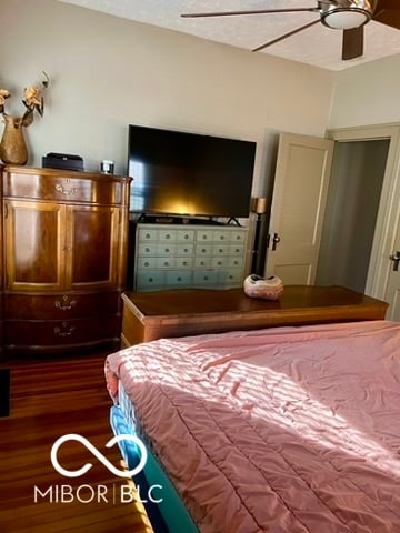 unfurnished bedroom with ceiling fan and a textured ceiling