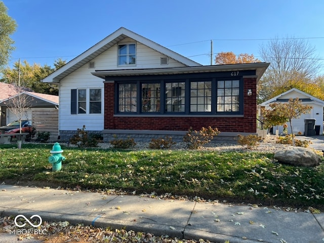 view of front facade featuring a front yard