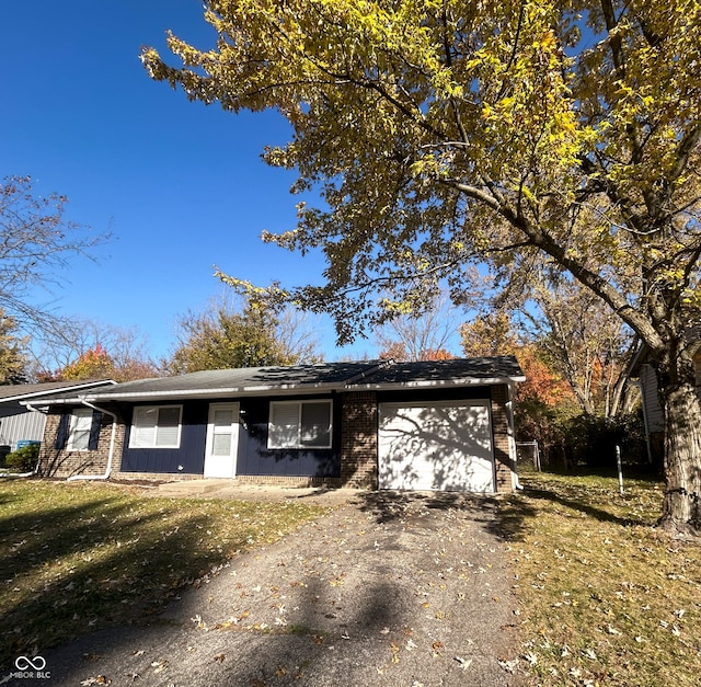 view of front of house featuring a garage and a front yard