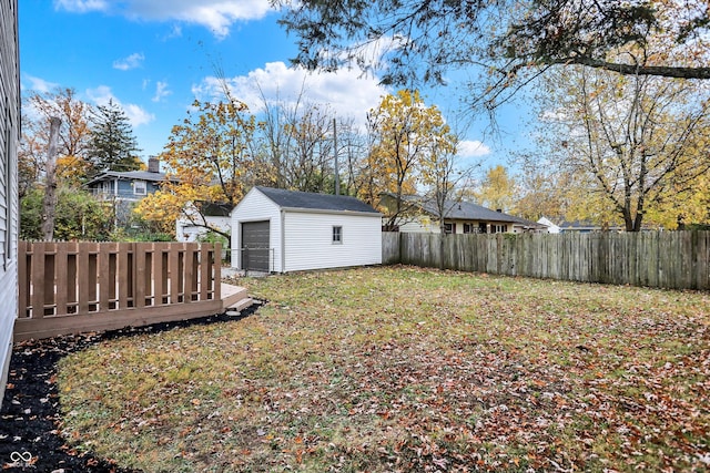 view of yard with an outbuilding