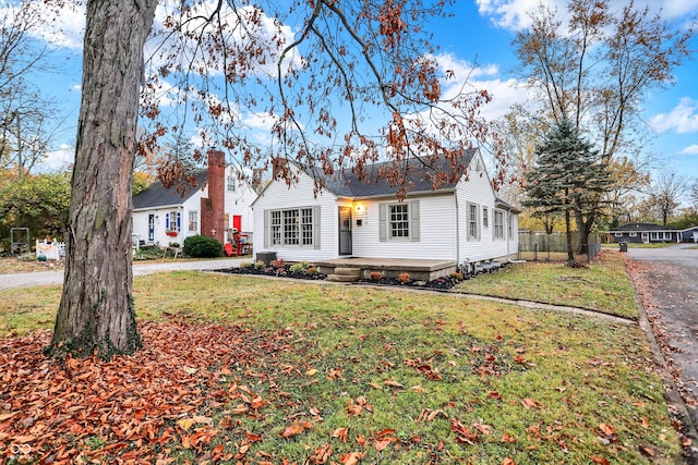 view of front facade with a front yard