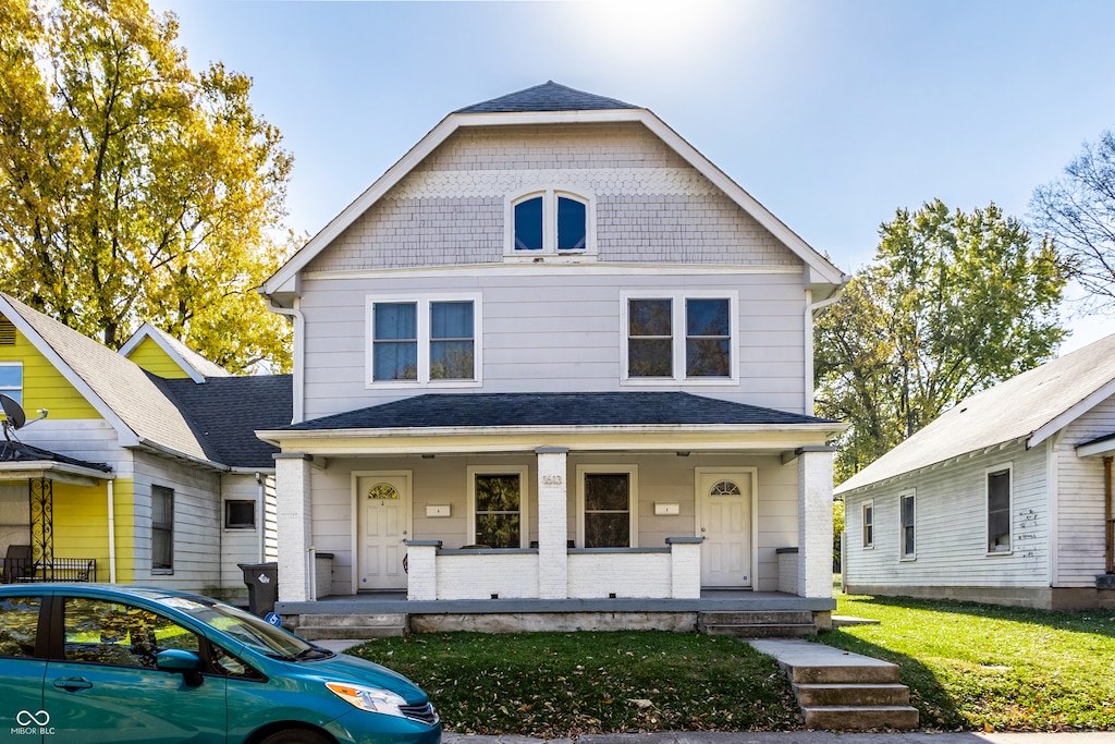 view of front of home featuring a front lawn and covered porch