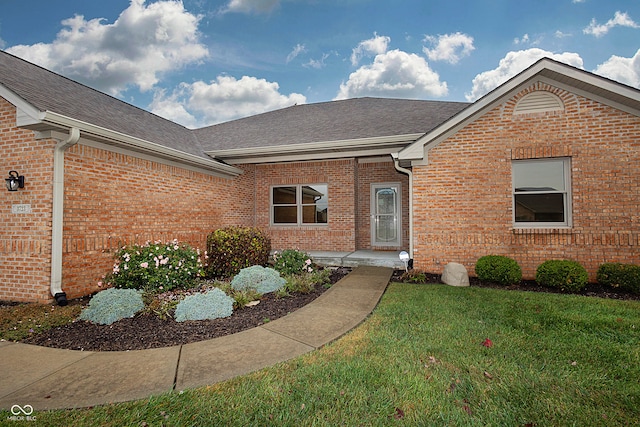 view of front of home featuring a front yard