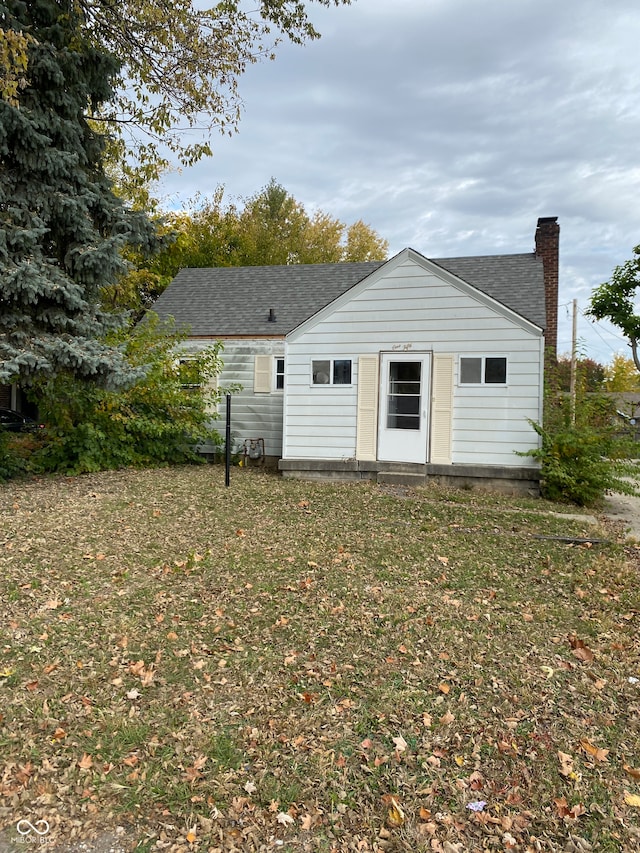 back of house featuring a yard