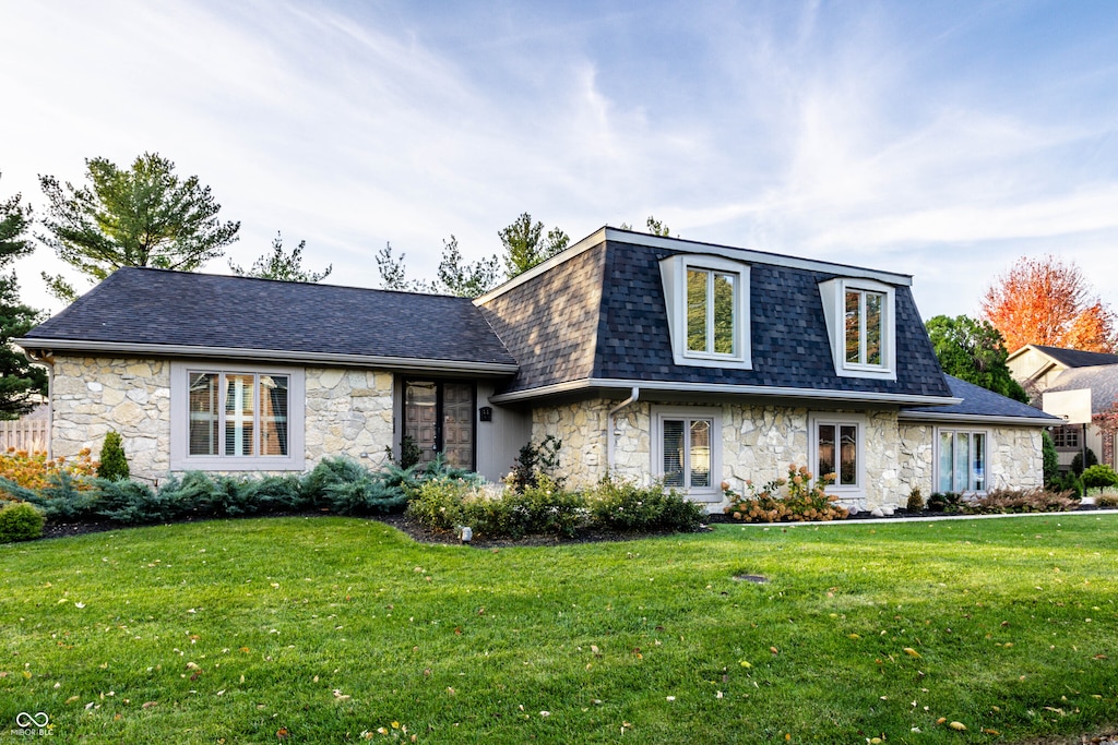 view of front of property featuring a front yard