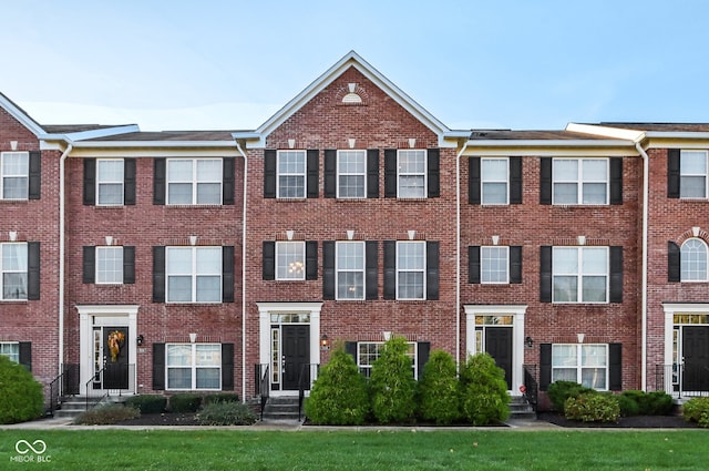 multi unit property featuring a front lawn