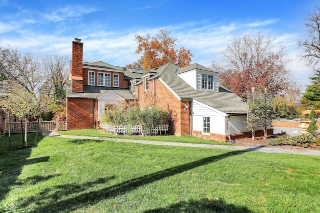 view of front of property with a front yard