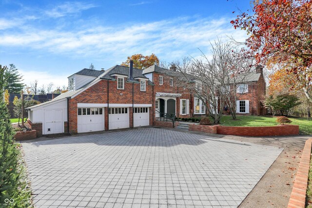 view of front of property featuring a front yard and a garage