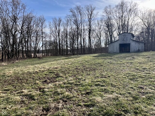 view of yard featuring an outbuilding