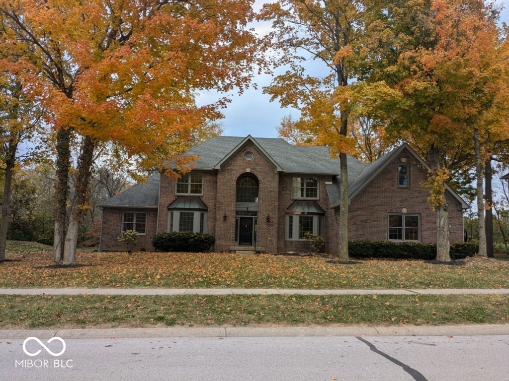 view of front of house with a front lawn