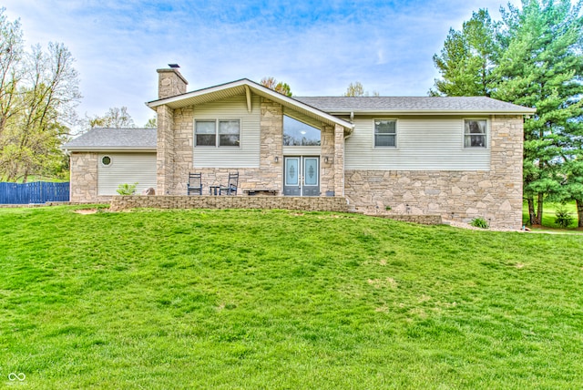 view of front of home featuring a front yard