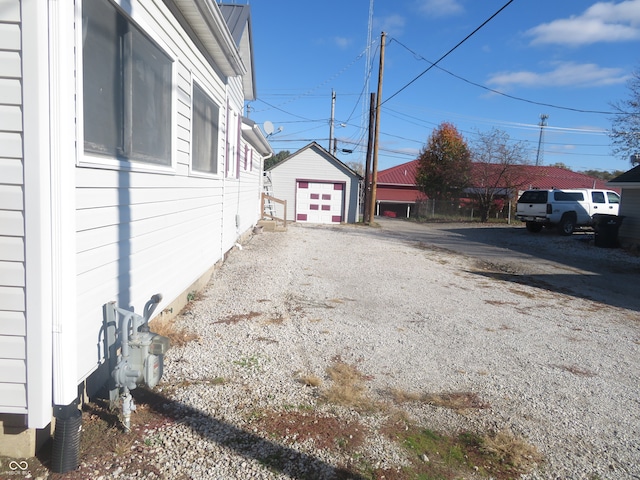 view of yard featuring an outdoor structure