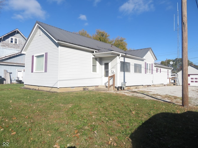 view of front facade with a front yard