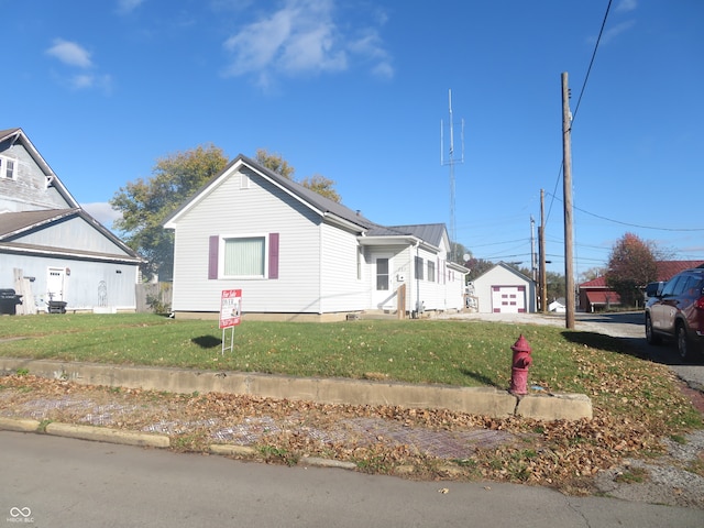 bungalow-style house featuring a front lawn