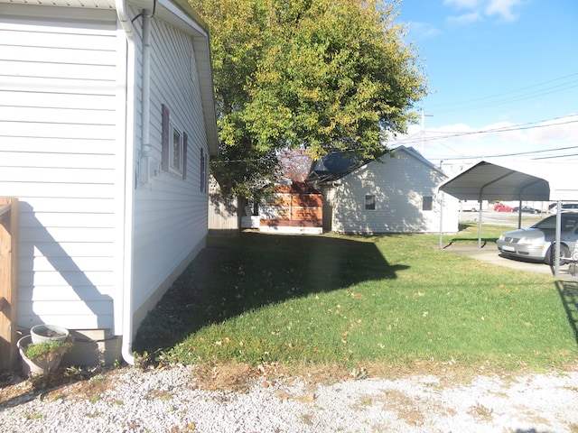 view of side of property featuring a carport and a lawn