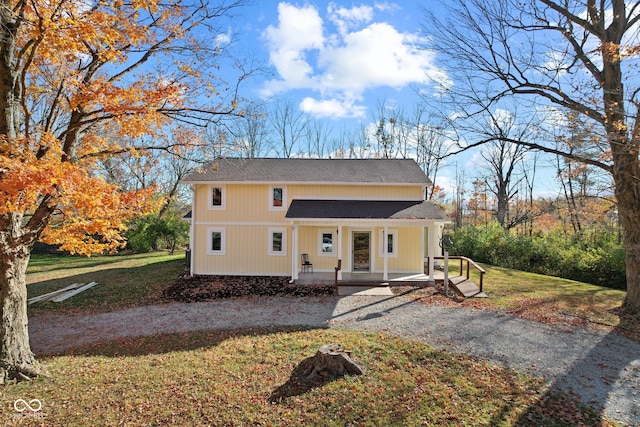 view of front of property featuring a porch and a front yard