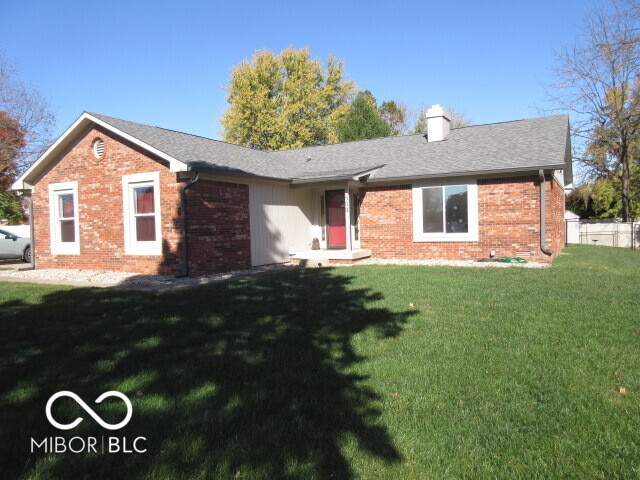 single story home with a front lawn