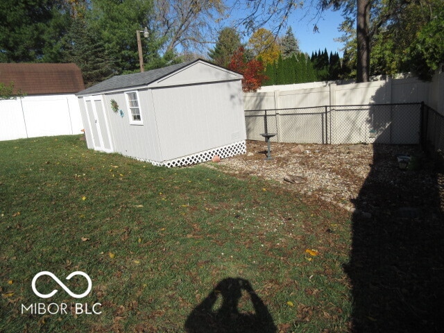 view of yard with a shed