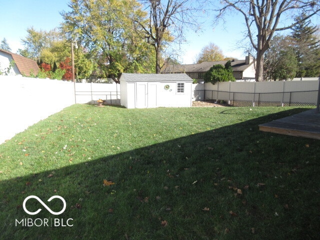 view of yard featuring a shed