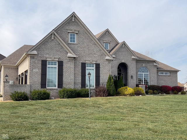 view of front of house featuring a front yard