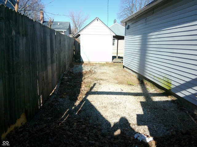 view of yard with a shed