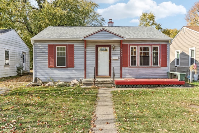 view of front of property featuring a front yard