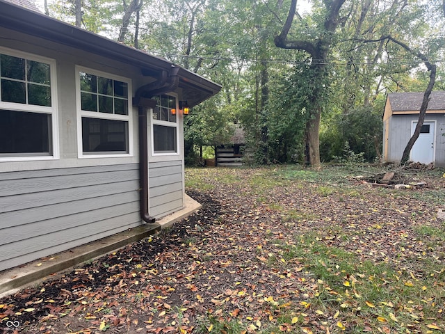 view of yard featuring a storage shed