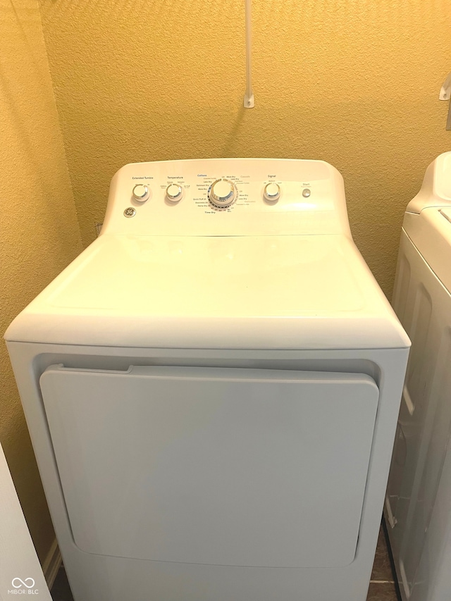 washroom featuring washing machine and clothes dryer