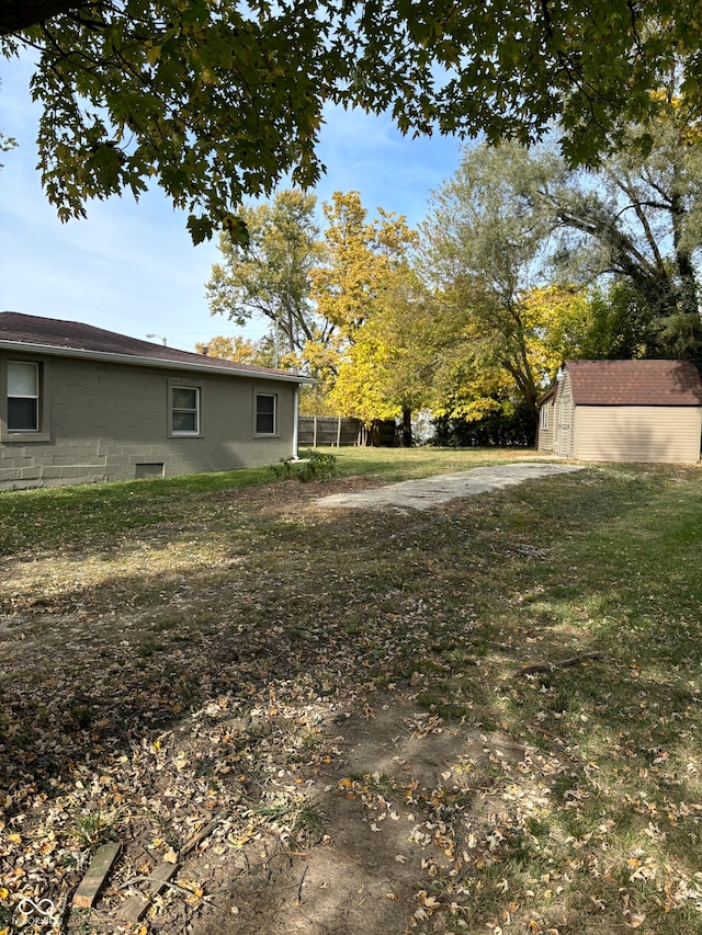 view of yard with a storage shed