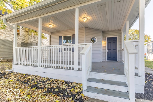 property entrance featuring a porch