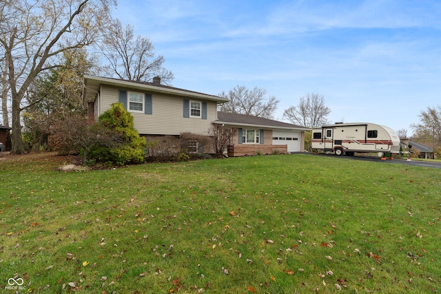 view of front of property featuring a front lawn