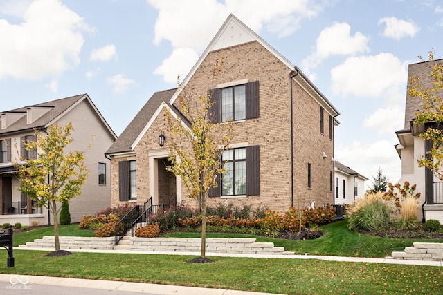 view of front of home featuring a front yard